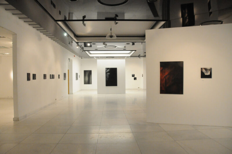 fotograia wystawy białe ściany i fotografie
